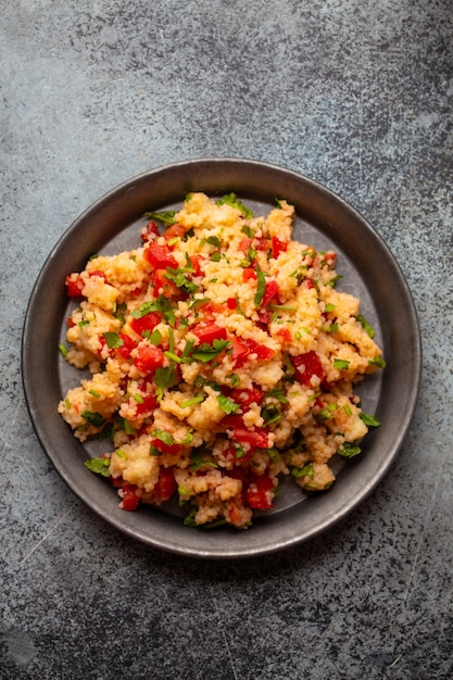 Taboulé de salade de légumes traditionnel du Moyen-Orient et de la Méditerranée, d'en haut. Snack ou apéritif arabe, nourriture légère et saine, vue de dessus