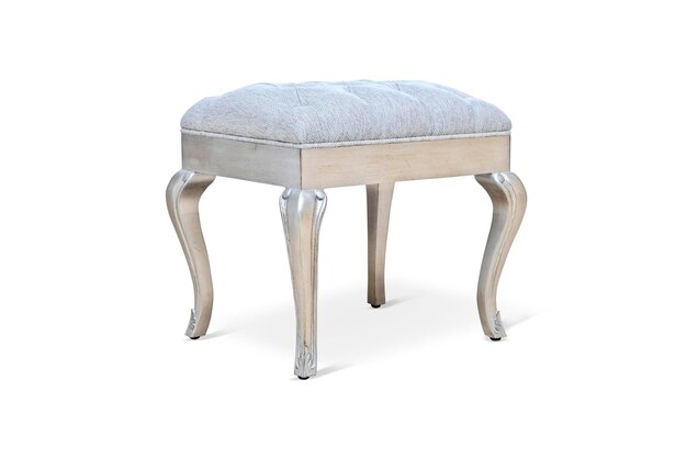 tabouret avec sculptures peintes en argent sur fond blanc