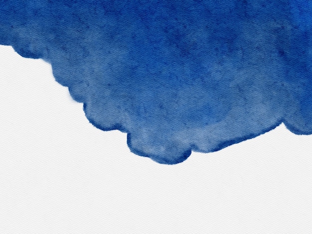 Tache bleue aquarelle sur papier blanc