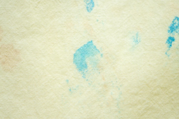 Tache de couleur sale sur fond de texture de tissu jaune