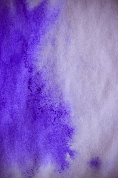 Tache d'encre violette sur une feuille de macro de papier blanc. Abstrait. Étale les taches d'encre avec des stries sur un fond blanc. Absorber le gros plan