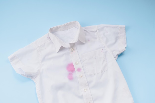 tache sale de jus sur la chemise d'un enfant vie quotidienne tache sale pour le concept de lavage et de nettoyage