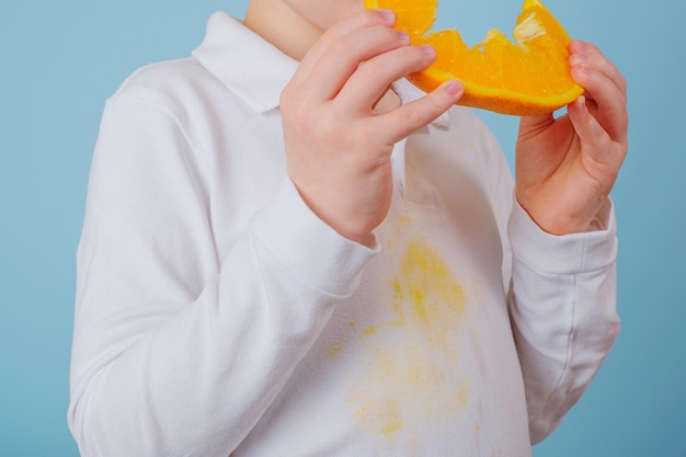 Tache sale de jus d'orange sur des vêtements blancs concept de tache de la vie quotidienne