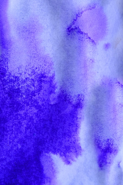 Taches d'encre violette abstraite avec stries sur papier blanc humide