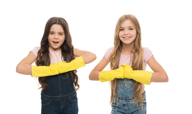 Tâches ménagères Petite aide Les filles mignonnes les enfants adorent nettoyer autour Gardez-le propre Protégez la peau sensible Les enfants nettoient ensemble Filles avec des gants de protection en caoutchouc jaune prêts pour le nettoyage