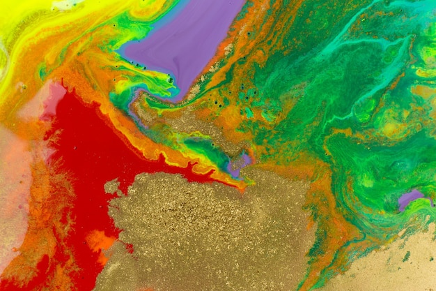 Taches d'or sur les taches d'arc-en-ciel de motif abstrait de peinture