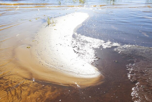 Taches sur le sable de l'eau