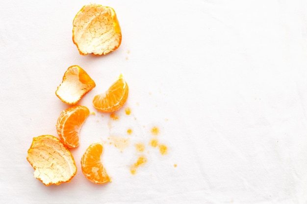 Taches sales sur les vêtements blancs de mandarine de fruits