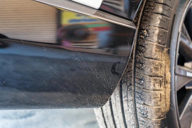 Taches de tarmac et de boue sur une auto tamponneuse en plastique noir