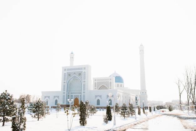 Tachkent, Ouzbékistan. Décembre 2020. Mineur de la mosquée blanche en hiver par une journée ensoleillée