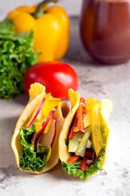 Taco aux légumes frais