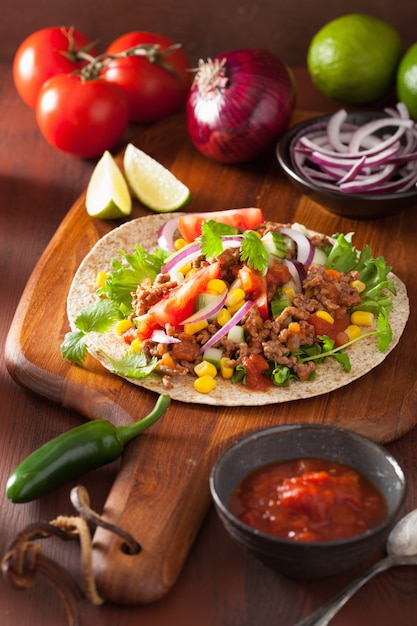 Taco mexicain au boeuf tomate salasa oignon maïs