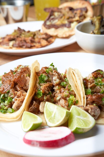 Taco mexicain avec salsa et une variété de garnitures