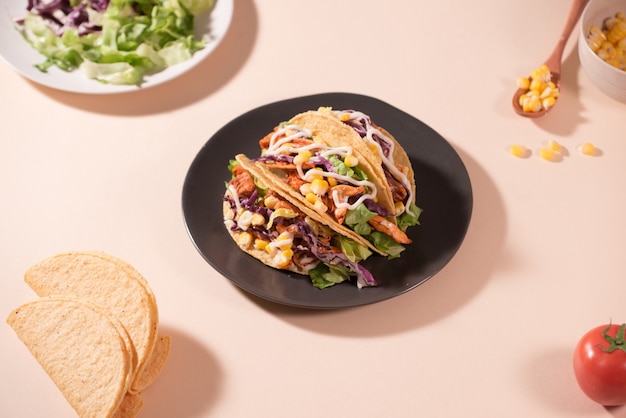 Taco mexicain traditionnel avec de la viande et des légumes. Cuisine latino-américaine.