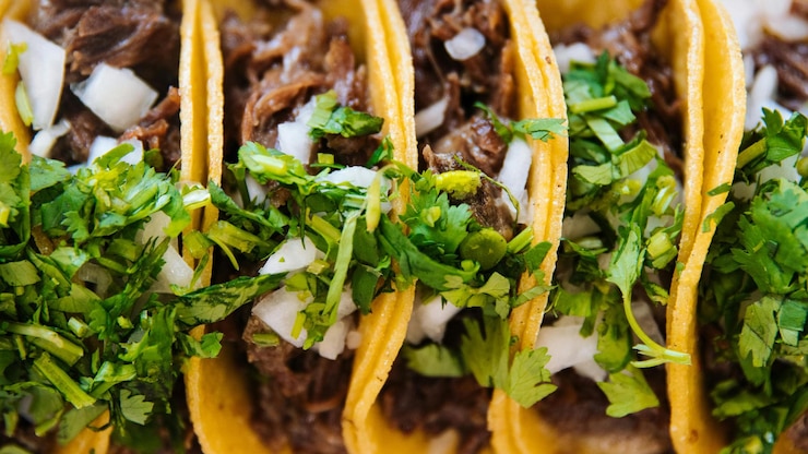 Photo un taco avec une variété d'ingrédients, y compris des tortillas et une tortilla