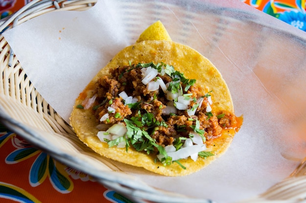 Tacos au porc. Un taco est un aliment mexicain traditionnel composé d'une petite tortilla de maïs de la taille d'une main.