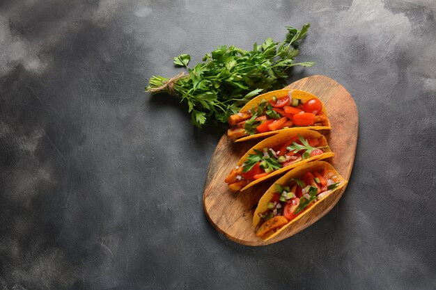 Tacos au poulet grillé et légumes - style cuisine mexicaine