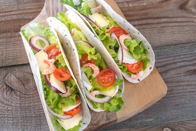 Tacos aux crevettes, brie et légumes frais