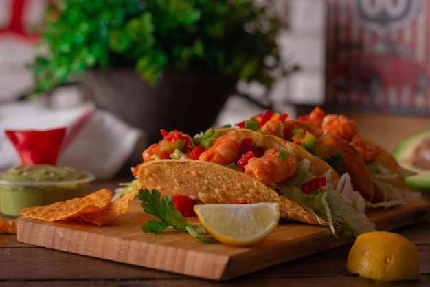 tacos aux crevettes sur un plateau en bois