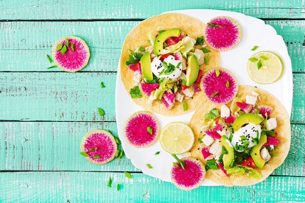 tacos aux fruits et à l'avocat sur une plaque