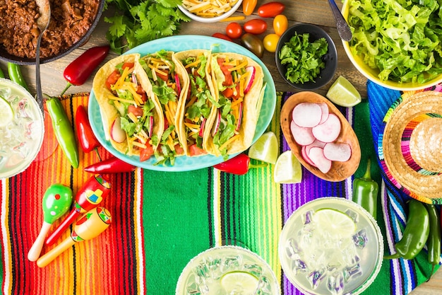 Tacos de boeuf haché avec laitue romaine, tomates en dés, radis et fromage cheddar râpé.