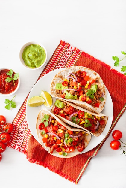 Tacos mexicains au bœuf et au porc avec salsa, guacamole et légumes