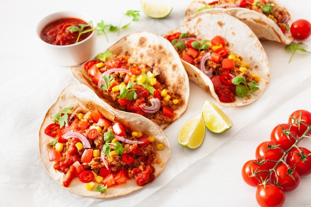 Tacos mexicains au bœuf et au porc avec salsa, guacamole et légumes