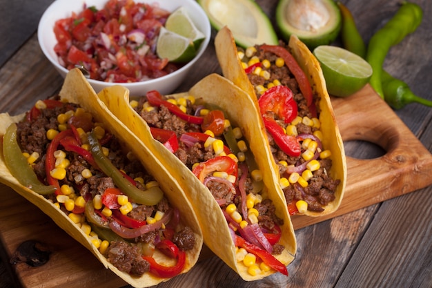 Tacos mexicains au bœuf haché, aux légumes et à la salsa.