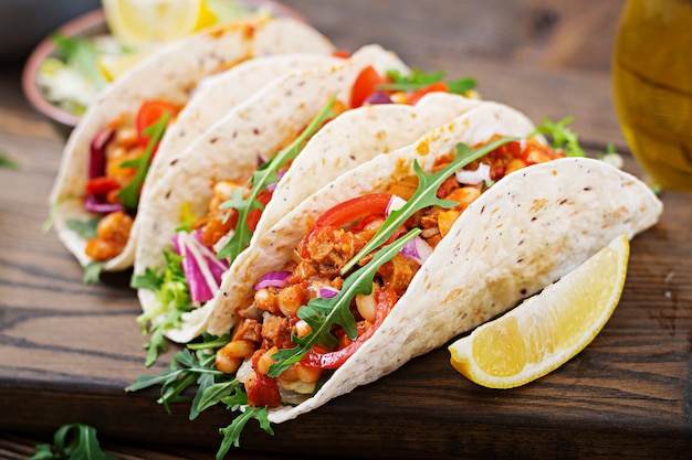 Tacos mexicains au bœuf, haricots à la sauce tomate et salsa