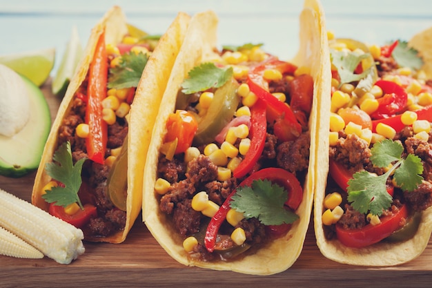 Tacos mexicains au bœuf marbré et aux légumes.