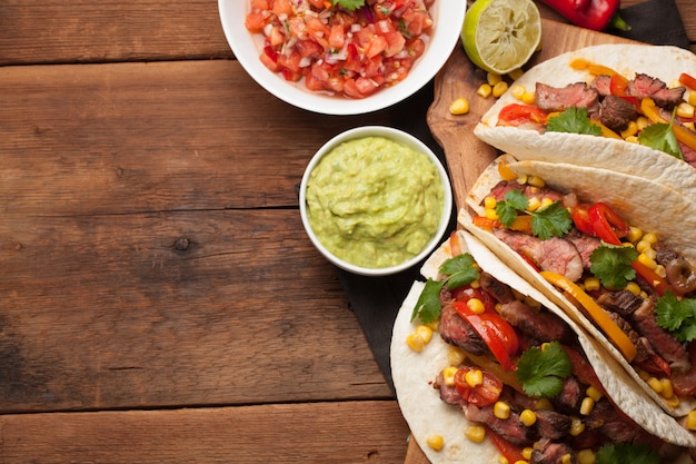 Tacos mexicains au bœuf marbré et aux légumes.