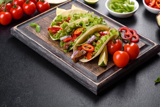 Tacos mexicains avec boeuf, tomates, avocat, oignon et sauce salsa