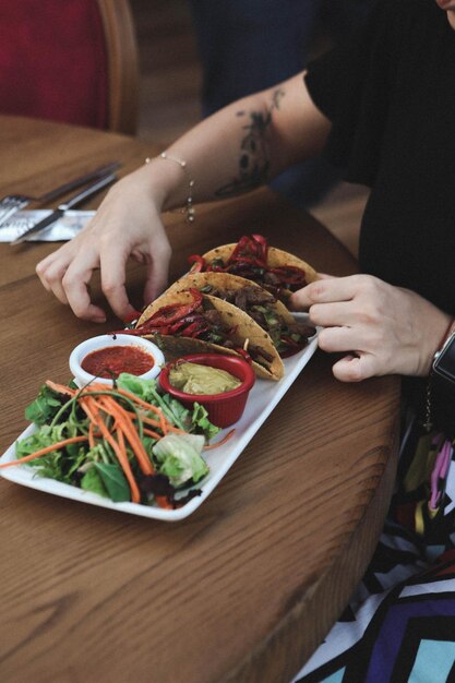 tacos mexicains râpés avec des ingrédients