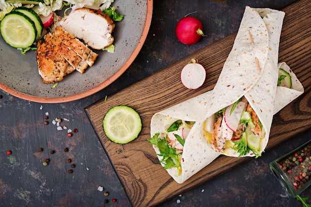 Tacos mexicains sains avec poitrine de poulet au four, concombre, radis et laitue. Mise à plat. Vue de dessus