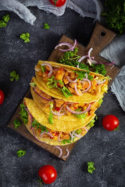 Tacos mexicains à la tortilla de maïs Tortilla à la viande de poulet maïs laitue et oignon Vue de dessus