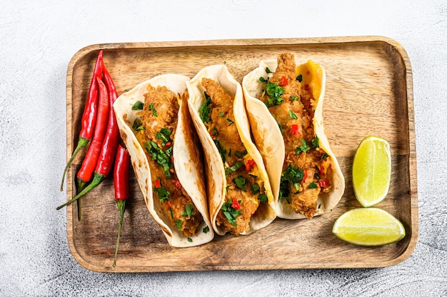 Tacos mexicains traditionnels avec fromage persil et piments