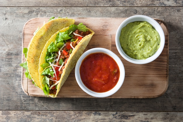 Tacos mexicains traditionnels avec de la viande et des légumes sur bois, vue de dessus