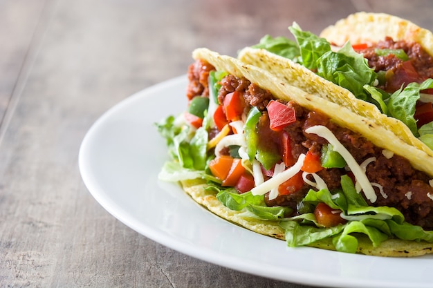 Tacos mexicains traditionnels avec de la viande et des légumes sur bois