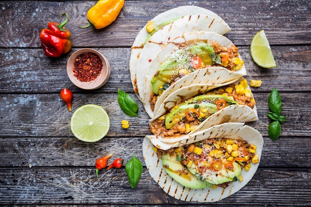 Tacos mexicains avec viande, haricots, maïs et salsa Vue de dessus