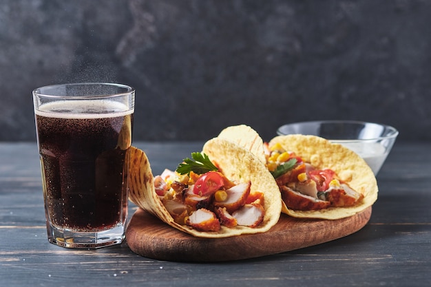 Tacos mexicains sur une vieille table en bois