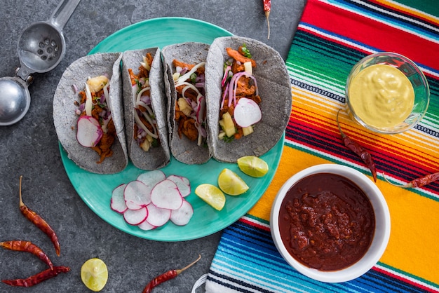 Tacos mexicains sur la vue de dessus de table