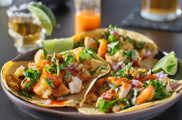 Tacos de rue au poulet et ananas grillé avec sauce piquante