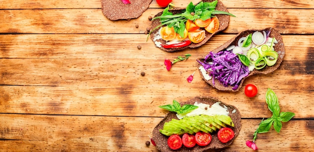 Tacos végétaliens sains. Enveloppements et légumes de tortilla de salade végétalienne saine