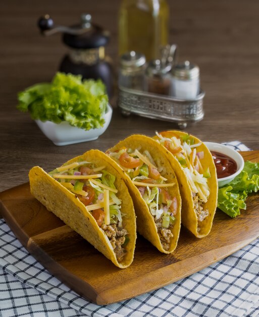 Tacos à la viande et aux légumes, cuisine mexicaine