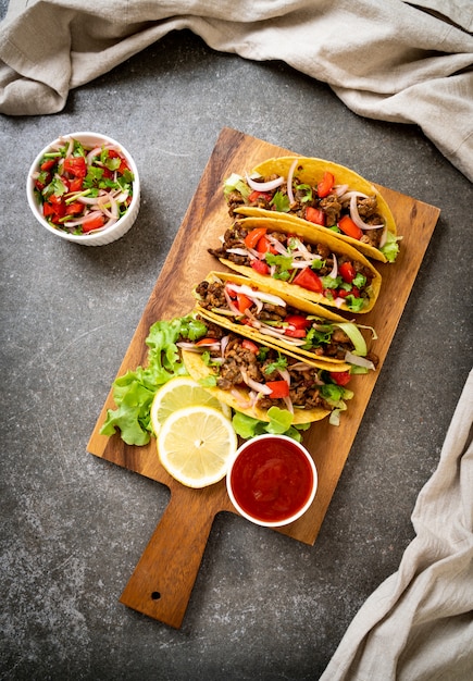 tacos à la viande et aux légumes