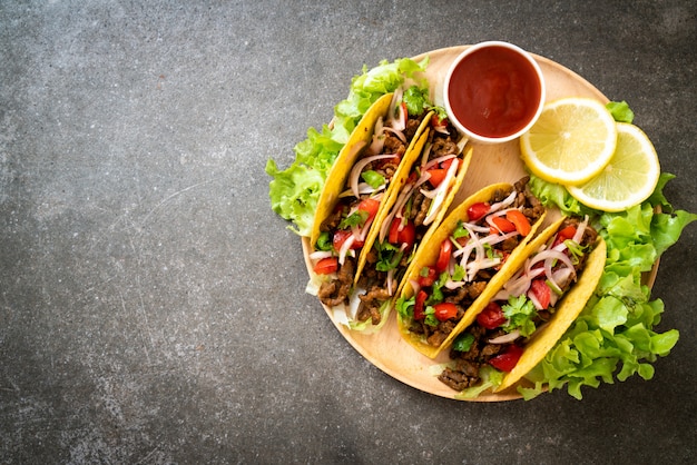 tacos à la viande et aux légumes