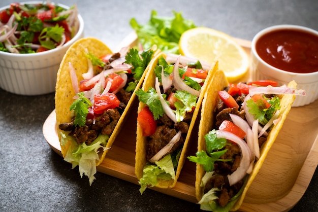 tacos à la viande et aux légumes
