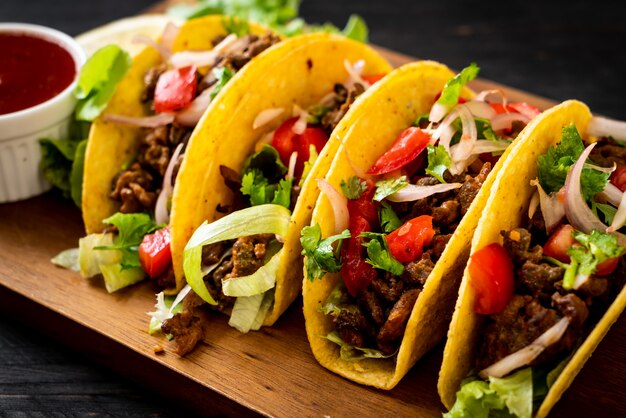 tacos à la viande et aux légumes