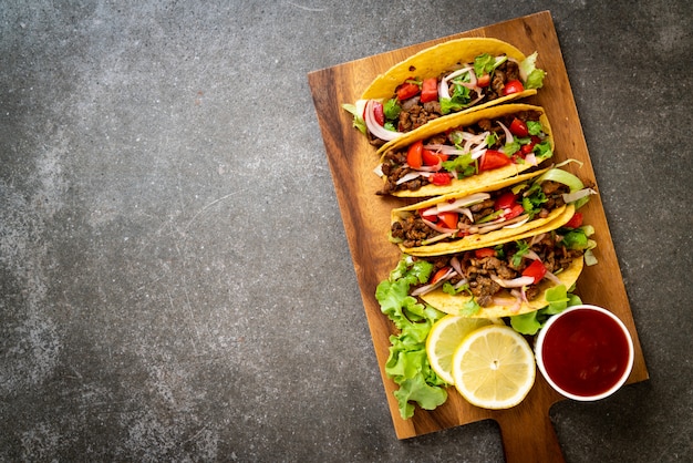 tacos à la viande et aux légumes