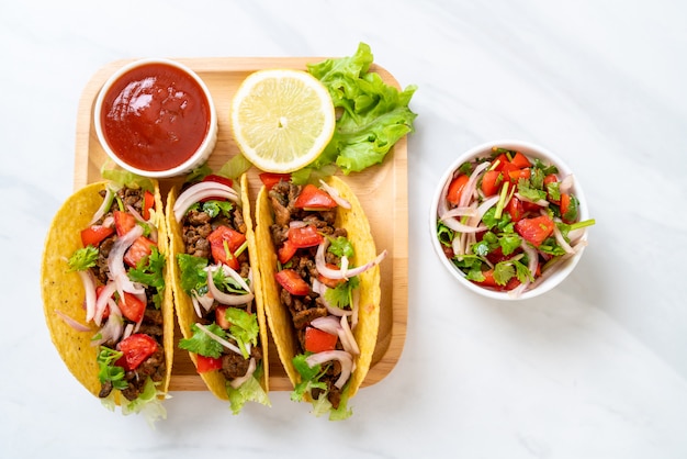 tacos à la viande et aux légumes